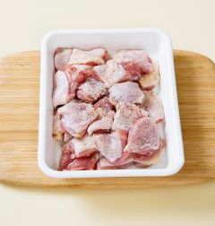 1. 닭 다리살은 먹기 좋은 크기로 썰어서 소금과 후춧가루로 간을 한다.