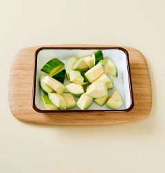 1. 애호박은 반으로 갈라 씨가 많은 것은 씨를 발라내어 큼직하게 썬다.