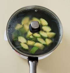 3. 물 1/4컵과 새우젓을 넣어 뚜껑을 덮은 다음 중간 불에 5분 정도 익힌다.