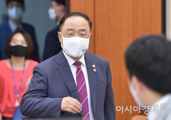 홍남기 경제부총리가 23일 국회에서 열린 기획재정위원회 전체회의에 참석하고 있다./윤동주 기자 doso7@