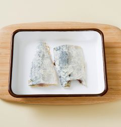 1. 고등어는 구이용으로 준비하여 손질하여 소금, 후춧가루, 카레가루를 뿌린 후 녹말가루를 골고루 입힌다.