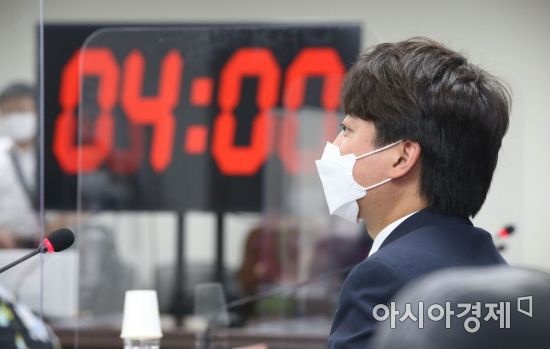 이준석 국민의힘 대표가 24일 서울 여의도 중앙당사에서 열린 '제1회 국민의힘 대변인 선발 토론배틀 - 나는 국대다! with 준스톤'에 참석, 인사말을 하고 있다. 한 면접자들이 대기하고 있다. 이날 면접은 이 대표가 심사위원장으로 참여해 압박 면접을 진행하고 면접을 통과한 16명은 오는 27일 4대 4 토론 배틀 형식으로 16강전을 치를 예정이다./윤동주 기자 doso7@