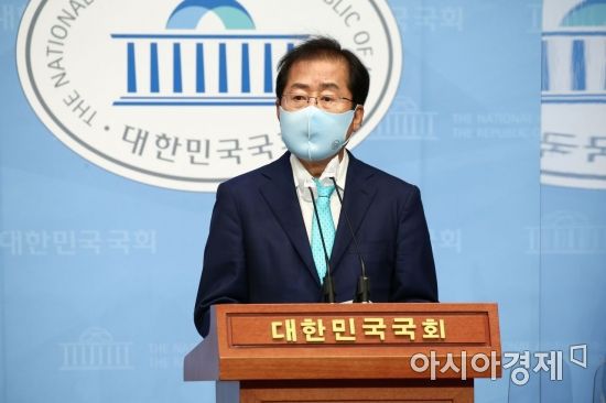 1년 3개월만에 국민의힘 복당의 결정된 홍준표 의원이 24일 국회 소통관에서 기자회견을 하고 있다./윤동주 기자 doso7@