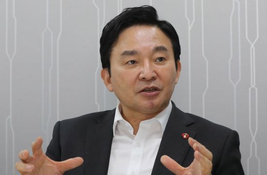 국민의힘 대권 주자인 원희룡 제주도지사가 지난 20일 서울 여의도 제주특별자치도 서울본부에서 연합뉴스와 인터뷰하고 있다.