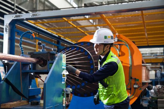 LS전선 동해사업장에서 직원이 해저케이블 생산라인을 점검하고 있다.[사진제공=LS전선]