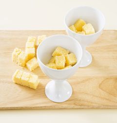 5. 스펀지케이크는 갈색 부분을 제거한 후 작은 주사위 모양으로 자른 다음 컵에 담는다.