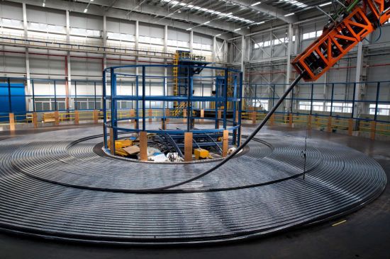 LS전선 동해사업장에서 생산하는 해저케이블이 갱웨이를 따라 턴테이블에 자리잡고 있다.[사진제공=LS전선]