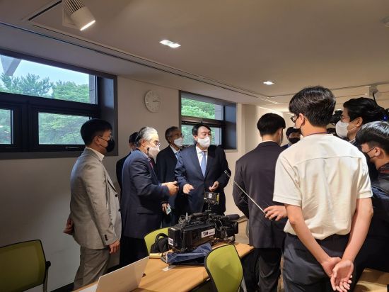29일 윤석열 전 검찰총장의 정치 참여 선언식이 열린 서울 서초구 매헌 윤봉길 의사 기념관에서 기자들과 윤 전 총장이 인사를 나누고 있다. /사진=박준이 기자