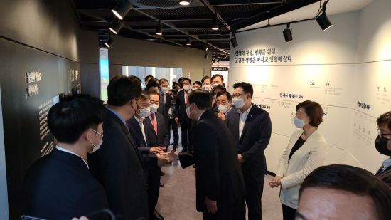 29일 윤석열 전 검찰총장의 정치 참여 선언식이 열린 서울 서초구 매헌 윤봉길 의사 기념관에 모인 국민의힘 의원 25명과 윤 전 총장이 인사를 나누고 있다. /사진= 박준이 기자