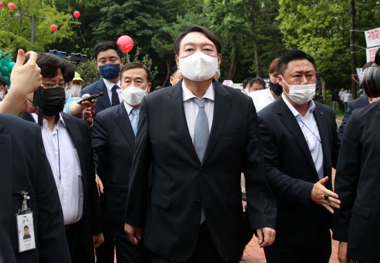 윤석열 전 검찰총장이 29일 오전 대선 출마 기자회견이 열리는 서울 서초구 매헌 윤봉길 의사 기념관으로 들어가고 있다. [이미지출처=연합뉴스]