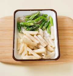 2. 체에 도토리 가루를 넣고 감자와 꽈리고추에 골고루 뿌린다.