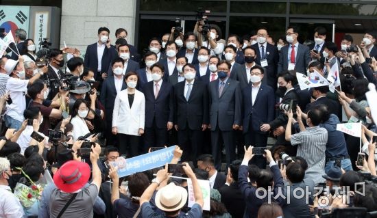 윤석열 전 검찰총장이 29일 서울 서초구 매헌 윤봉길 의사 기념관에서 대선 출마 기자회견에 앞서 지지자들에게 인사를 하고 있다./국회사진기자단