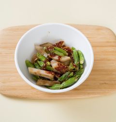 4. 분량의 양념 재료를 골고루 섞어서 찐 감자와 꽈리고추에 넣어 무친다.