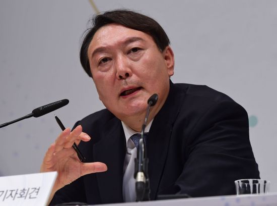 윤석열 전 검찰총장이 29일 서울 서초구 매헌 윤봉길 의사 기념관에서 대선출마 선언을 마친 뒤 기자들과 질의응답을 하고 있다. 2021.6.29 [국회사진기자단] [이미지출처=연합뉴스]