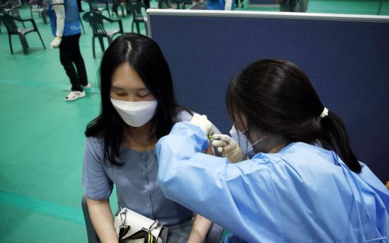22일 오후 광주 북구 백신 접종센터에서 30세 미만 사회필수인력 대상자들이 화이자 백신을 접종받고 있다. (사진제공=광주 북구청)