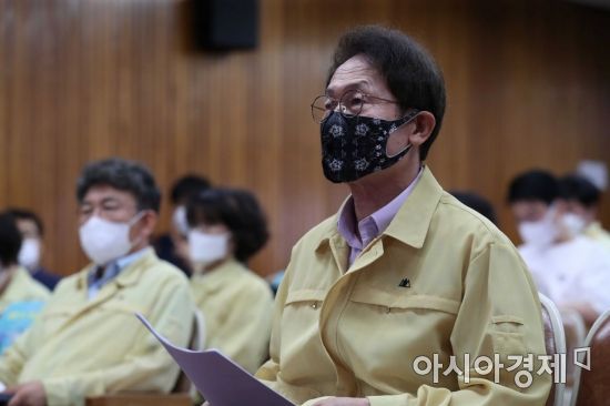 조희연 서울시교육감이 6일 서울 종로구 서울시교육청에서 취임 3주년 기자회견을 하기 전 자리에 앉아 있다. /문호남 기자 munonam@