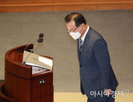 김부겸 국무총리가 8일 국회에서 2차 추경안 관련 시정연설을 하기에 앞서 인사하고 있다./윤동주 기자 doso7@