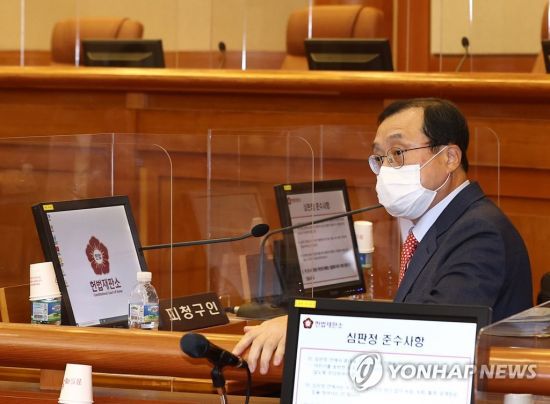 임성근 전 부산고법 부장판사가 지난달 10일 오후 종로구 재동 헌법재판소에서 열린 본인의 탄핵심판청구 사건 첫 변론기일에 출석, 피청구인석에 앉아 재판 시작을 기다리고 있다.