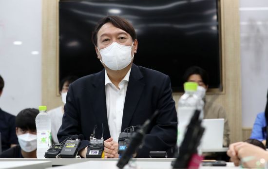 윤석열 전 검찰총장이 지난 6일 오후 대전시 유성구 어은동 카이스트에서 학생들을 만나 탈원전 정책에 관한 의견을 나누고 있다. [이미지출처=연합뉴스]