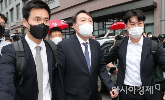 윤석열 전 검찰총장이 7일 서울 종로구 한 식당에서 안철수 국민의당 대표와 오찬 회동을 마친 뒤 식당을 나서고 있다./국회사진기자단