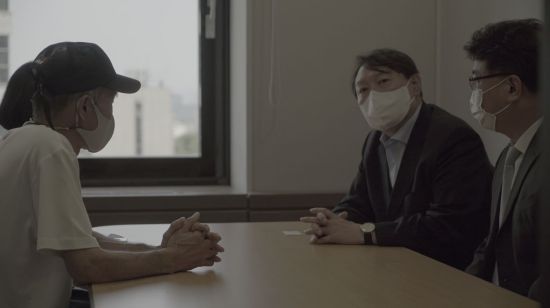 윤석열 전 검찰총장이 10일 서해에서 북한군에 피살된 해양수산부 공무원 유족과 면담하고 있다. (사진제공=윤 전 총장 캠프)