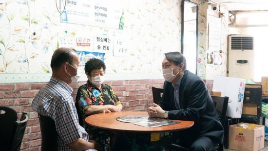 윤석열 전 검찰총장(오른쪽)이 서울 용산구 한 백반집을 찾아 자영업자 부부를 만나고 있다. (제공=윤석열 전 검찰총장 캠프 제공)