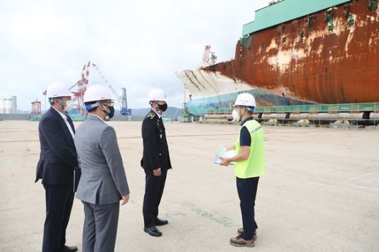 이명준 서해지방해양경찰청장이 13일 세월호 선체가 있는 전남 목포 신항을 찾아 희생자를 추모하고 관계자에게 설명을 듣고 있다. (사진=서해지방해양경찰청 제공)