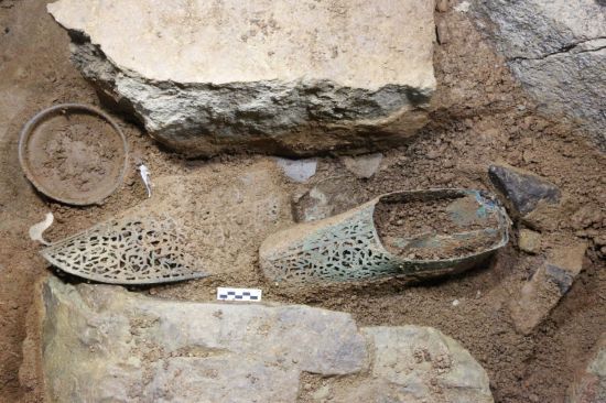 나주 정촌고분 돌방 금동신발 출토상태