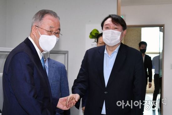 윤석열 전 검찰총장이 15일 서울 종로구 경희궁길에 위치한 반기문재단에을 방문 반 전 UN 사무총장을 예방하고 있다./국회사진기자단