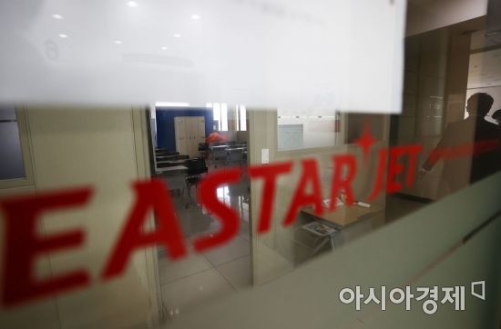 이스타항공이 임직원 605명에게 정리해고를 통보해 항공업계 대량 실업 사태에 대한 우려가 커지는 가운데 9일 서울 강서구 이스타항공 본사에서 관계자들이 임시주주총회장으로 들어가고 있다./김현민 기자 kimhyun81@