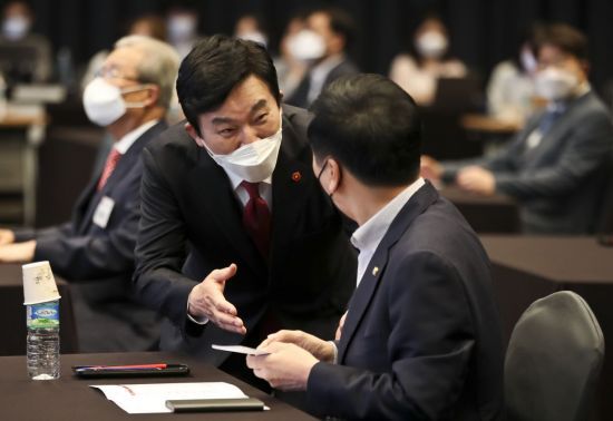 국민의힘 대선주자인 원희룡 제주도지사(왼쪽)와 국민의힘 김기현 원내대표가 7일 서울 여의도 중소기업중앙회에서 열린 원 지사 지지 현역 의원들의 모임 '희망오름 포럼' 출범식에서 인사하고 있다. [이미지출처=연합뉴스]