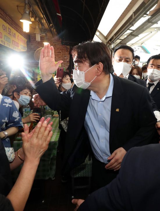 대선 출마를 선언한 윤석열 전 검찰총장이 20일 오후 대구 중구 서문시장을 찾아 상인들과 인사하고 있다. [이미지출처=연합뉴스]