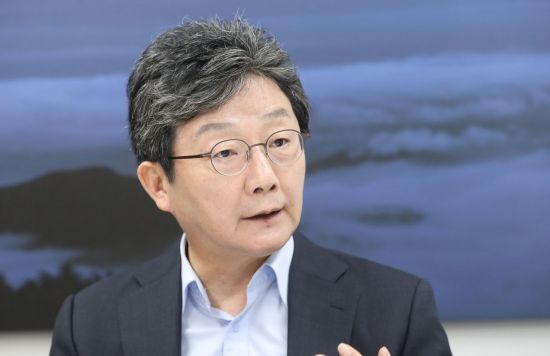 국민의힘 대권주자인 유승민 전 의원이 서울 여의도 희망22 사무실에서 연합뉴스와 인터뷰하고 있다.