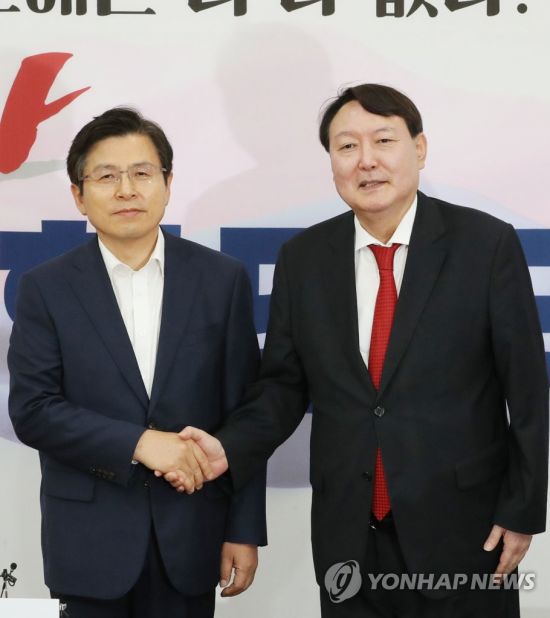 황교안 전 미래통합당(국민의힘 전신) 대표(좌) 윤석열 전 검찰총장(우). 사진은 2019년 8월8일 당시 윤석열 신임 검찰총장이 서울 여의도 국회에서 황 대표를 만나고 있는 모습 [이미지출처=연합뉴스]