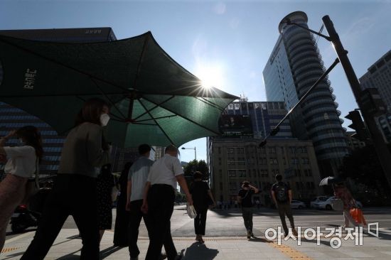 절기상 중복(中伏)이자 찜통더위가 절정에 달한 21일 서울 종로구 광화문 사거리에서 출근길 시민들이 발걸음을 재촉하고 있다. /문호남 기자 munonam@
