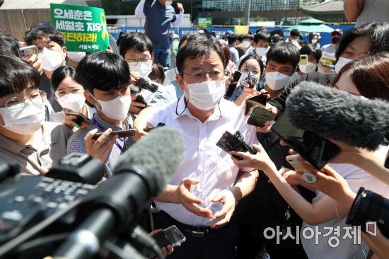 김혁 서울시 총무과장이 기억공간 철거 관련 취재진 질문에 답변하고 있다. /문호남 기자 munonam@