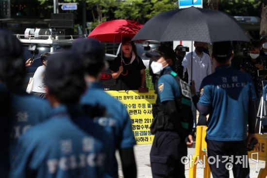 세월호 기억공간 인근에서 한 시민이 기억관 철거 중단을 촉구하고 있다. /문호남 기자 munonam@