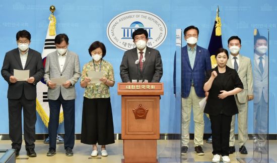 윤창현 의원(왼쪽 네번째), 권성동(왼쪽) 등 국민의힘 의원들이 26일 서울 여의도 국회 소통관에서 당외 대선후보 입당 촉구 기자회견을 갖고 있다.  (사진제공=연합뉴스)