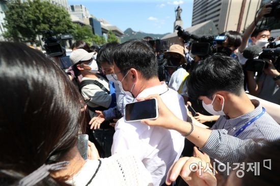 김혁 서울시 총무과장이 4·16연대 관계자들에게 자진 철거를 요구한 뒤 돌아서고 있다. /문호남 기자 munonam@