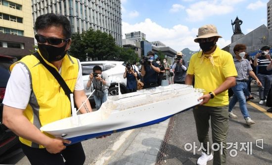 유족들이 세월호 조형물을 옮기고 있다. /문호남 기자 munonam@