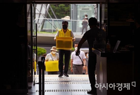유족들이 서울시의회로 세월호 기억공간 물품들을 옮기고 있다. /문호남 기자 munonam@