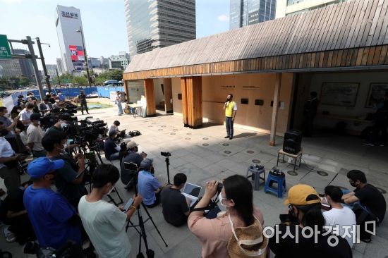 세월호 기억공간 앞에서 열린 기자회견에서 4·16세월호참사가족협의회 김종기 운영위원장이 발언하고 있다. /문호남 기자 munonam@