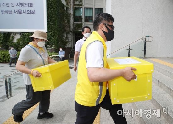 유족들이 서울시의회로 세월호 기억공간 물품들을 옮기고 있다. /문호남 기자 munonam@