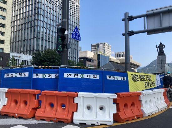 서울 광화문광장 한 쪽에 놓인 공사 관련 자재들. 한쪽에 "세월호 광화문 기억공간 철거를 중단하라!" 라는 내용이 적힌 현수막이 내걸려있다. /사진=김서현 인턴기자 ssn3592@