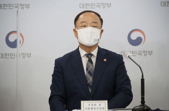 홍남기 경제부총리 겸 기획재정부 장관이 28일 정부서울청사 브리핑실에서 부동산 관계부처 합동브리핑을 하며 '국민께 드리는 말씀'을 발표하고 있다. [이미지출처=연합뉴스]