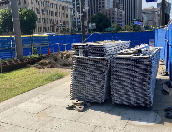 서울 광화문광장 한 쪽에 놓인 공사 관련 자재들. 사진=김서현 인턴기자 ssn3592@