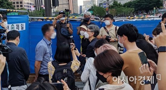 23일 오후 서울 광화문 광장에 있는 '세월호 기억공간'에 보관된 물품을 정리하려는 서울시 관계자와 4·16연대 관계자가 대치하고 있다. 사진=윤슬기 인턴기자 seul97@asiae.co.kr