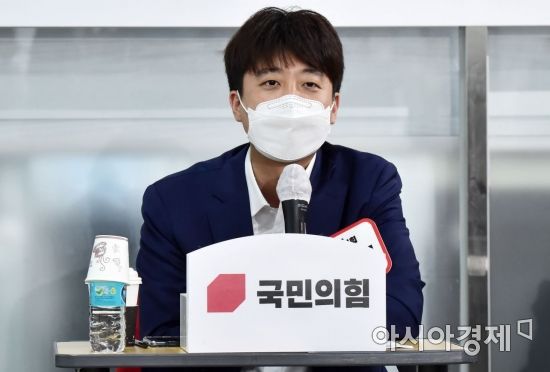 이준석 국민의힘 대표가 28일 서울 여의도 중앙당사에서 열린 ‘요즘것들 연구소시즌2' 체육계 백신 우선접종 개선을 위한 간담회에 참석, 인사말을 하고 있다./윤동주 기자 doso7@