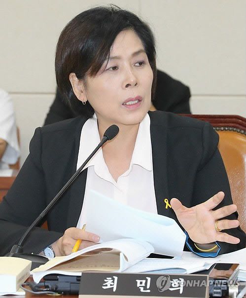 최민희 전 더불어민주당 의원이 윤석열 전 검찰총장 부인 김건희씨의 '동거설'을 다룬 열린공감TV를 두둔했다. [이미지출처=연합뉴스]