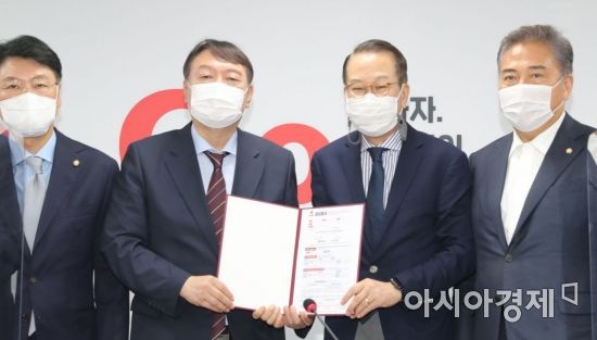 대선 출마를 선언한 윤석열 전 검찰총장이 30일 서울 여의도 국민의힘 중앙당 당사를 방문, 권영세 대외협력위원장에게 입당원서를 제출 후 기념촬영을 하고 있다./국회사진기자단